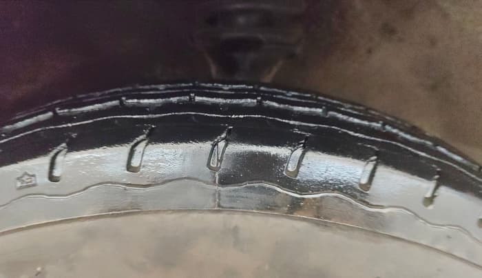 2017 Maruti Eeco 7 STR, Petrol, Manual, 32,097 km, Right Front Tyre Tread