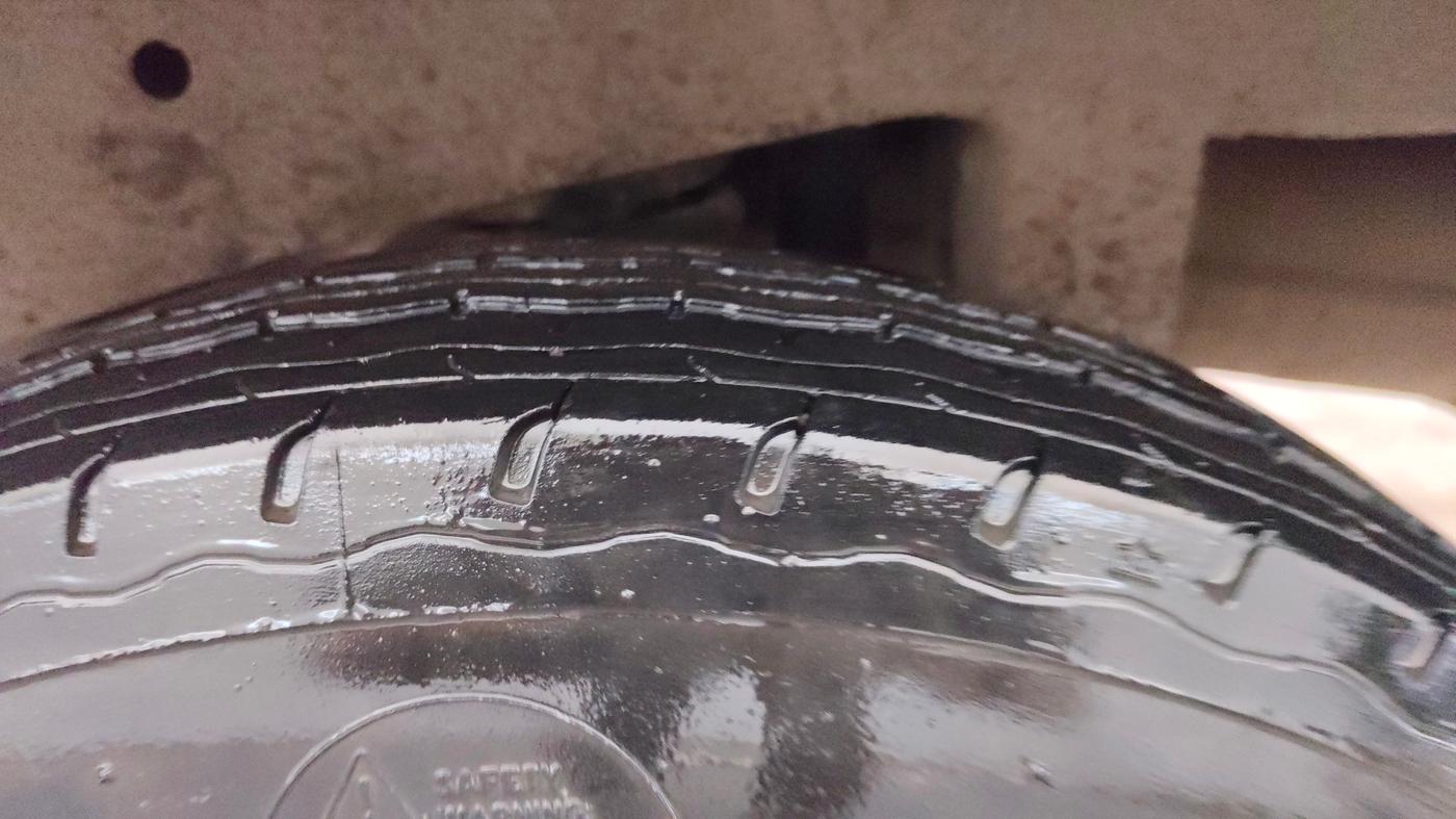 2017 Maruti Eeco 7 STR, Petrol, Manual, 32,097 km, Left Rear Tyre Tread