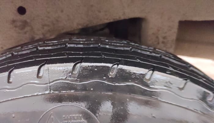 2017 Maruti Eeco 7 STR, Petrol, Manual, 32,097 km, Left Rear Tyre Tread