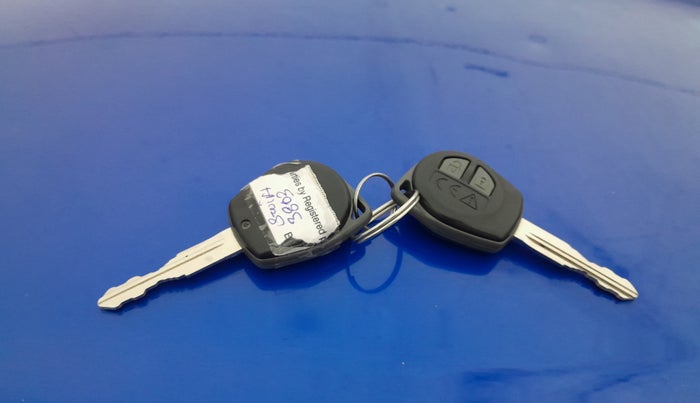 2024 Maruti Swift VXi AMT, Petrol, Automatic, 5,478 km, Key Close Up