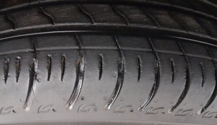 2024 Maruti Swift VXi AMT, Petrol, Automatic, 5,478 km, Right Front Tyre Tread