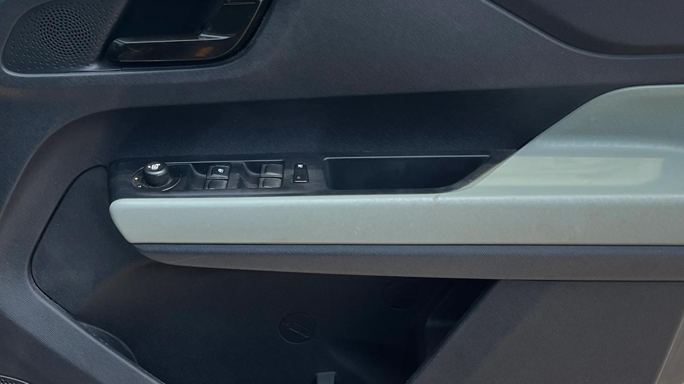 2022 Tata PUNCH ADVENTURE MT, Petrol, Manual, 17,385 km, Driver Side Door Panels Control