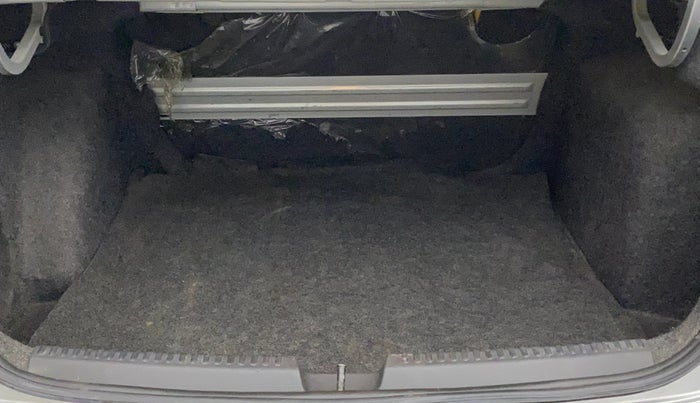 2016 Volkswagen Vento HIGHLINE 1.6 MPI, Petrol, Manual, 98,199 km, Boot Inside