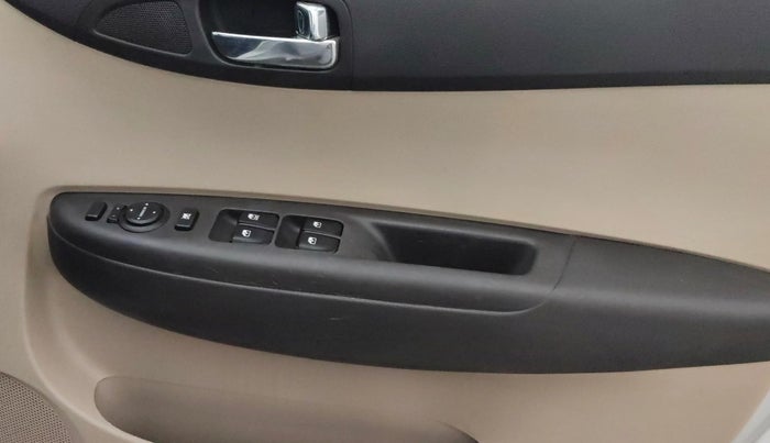 2013 Hyundai i20 MAGNA 1.2, Petrol, Manual, 77,604 km, Driver Side Door Panels Control