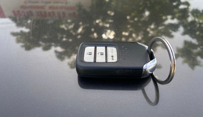 2022 Honda Amaze 1.2L I-VTEC VX CVT, Petrol, Automatic, 38,618 km, Key Close Up