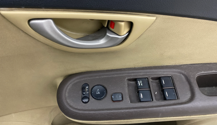 2013 Honda Amaze 1.5L I-DTEC VX, Diesel, Manual, 1,40,616 km, Driver Side Door Panels Control