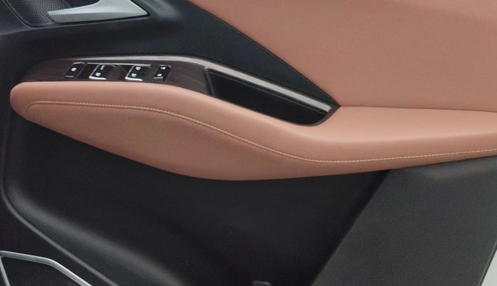 2023 MG HECTOR PLUS SHARP PRO 1.5 PETROL TURBO CVT 7 STR, Petrol, Automatic, 22,912 km, Driver Side Door Panels Control