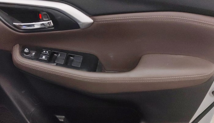 2023 Toyota URBAN CRUISER HYRYDER V HYBRID, Hybrid, Automatic, 77,333 km, Driver Side Door Panels Control