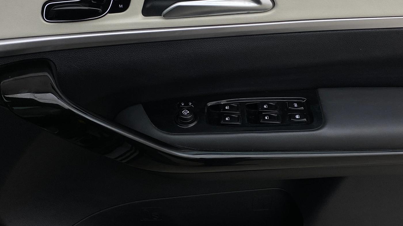 2024 Mahindra XUV700 AX 7 LUXURY D AT 7 STR, Diesel, Automatic, 28,342 km, Driver Side Door Panels Control