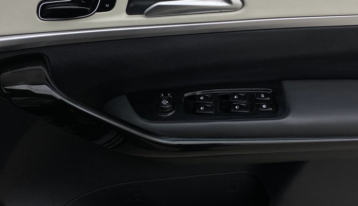 2024 Mahindra XUV700 AX 7 LUXURY D AT 7 STR, Diesel, Automatic, 28,342 km, Driver Side Door Panels Control