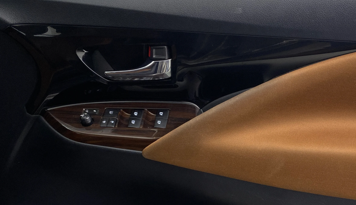 2022 Toyota Innova Crysta 2.7 ZX AT 7 STR, Petrol, Automatic, 32,464 km, Driver Side Door Panels Control