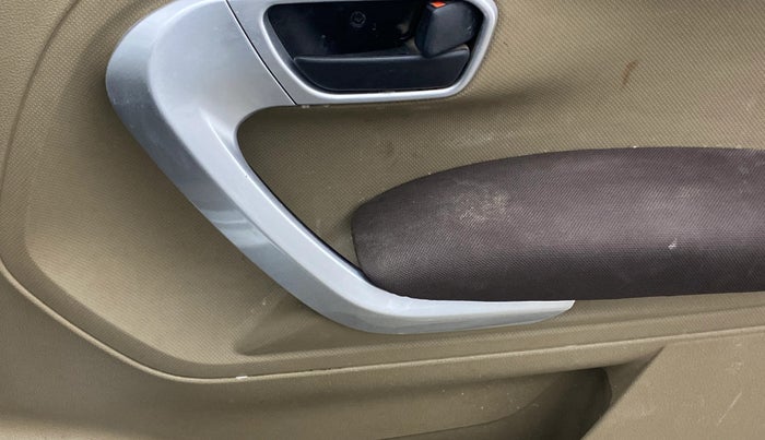 2016 Mahindra TUV300 T8, Diesel, Manual, 1,19,162 km, Driver Side Door Panels Control