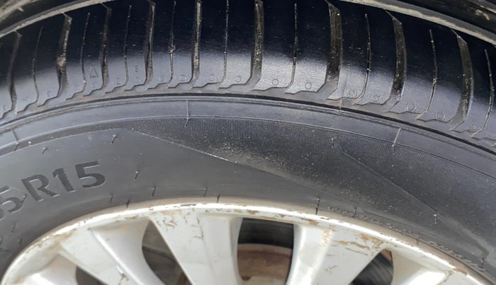2016 Maruti Ciaz ZXI, Petrol, Manual, 50,963 km, Left Front Tyre Tread