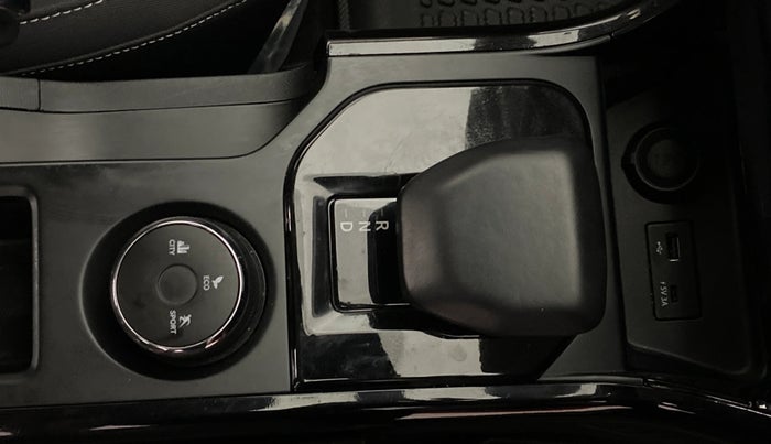 2024 Tata NEXON CREATIVE AMT DUAL TONE 1.2 PETROL, Petrol, Automatic, 19,537 km, Gear Lever