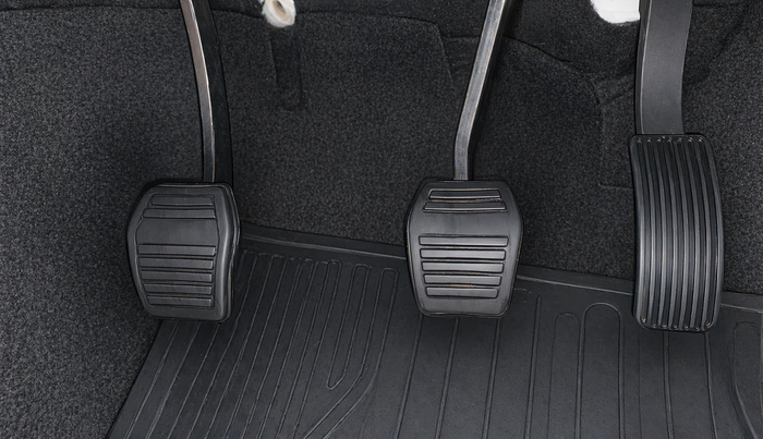 2018 Mahindra TUV300 T6 PLUS, Diesel, Manual, 57,016 km, Pedals