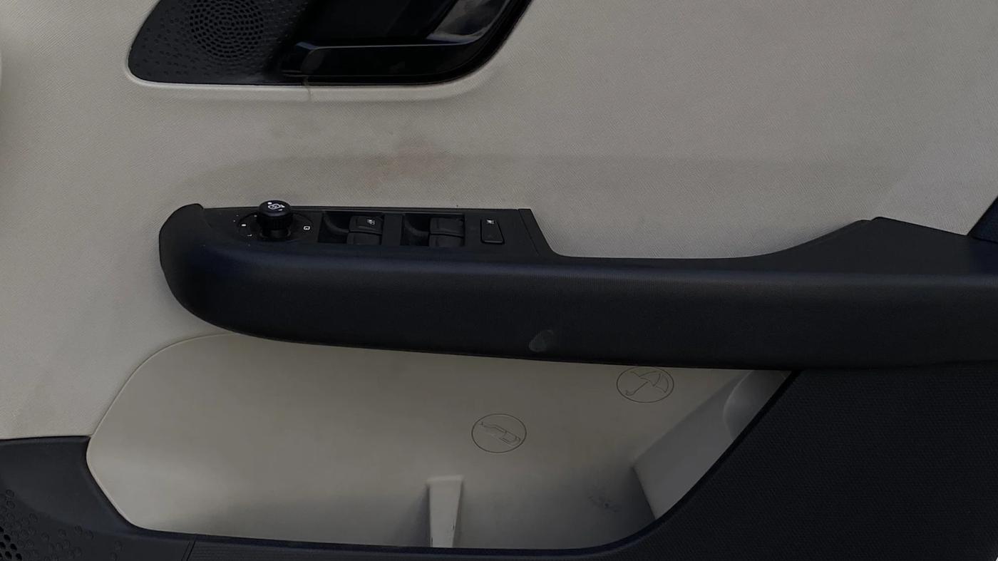 2023 Tata ALTROZ XTA, Petrol, Automatic, 20,449 km, Driver Side Door Panels Control