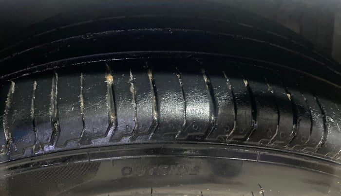 2017 Maruti Ciaz ALPHA DIESEL 1.3, Diesel, Manual, 86,235 km, Right Front Tyre Tread