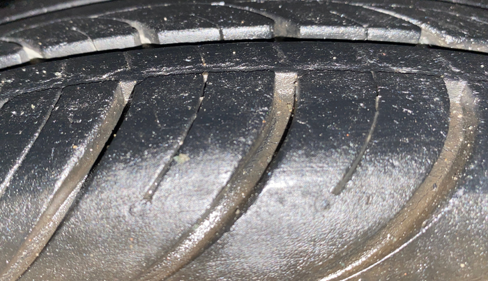 2015 Hyundai Eon SPORTZ, Petrol, Manual, 33,877 km, Left Front Tyre Tread