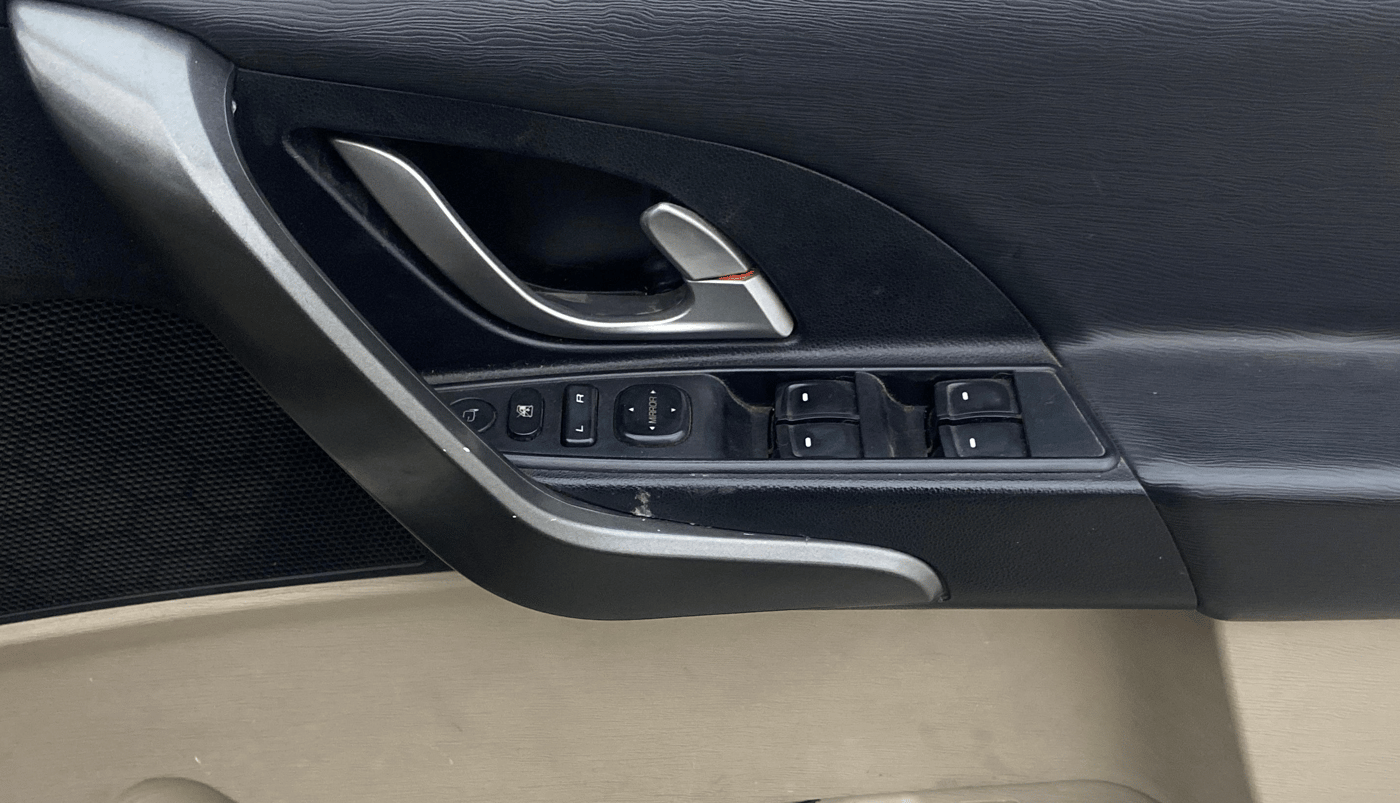 2017 Mahindra XUV500 W6 AT 1.99, Diesel, Automatic, 65,013 km, Driver Side Door Panels Control