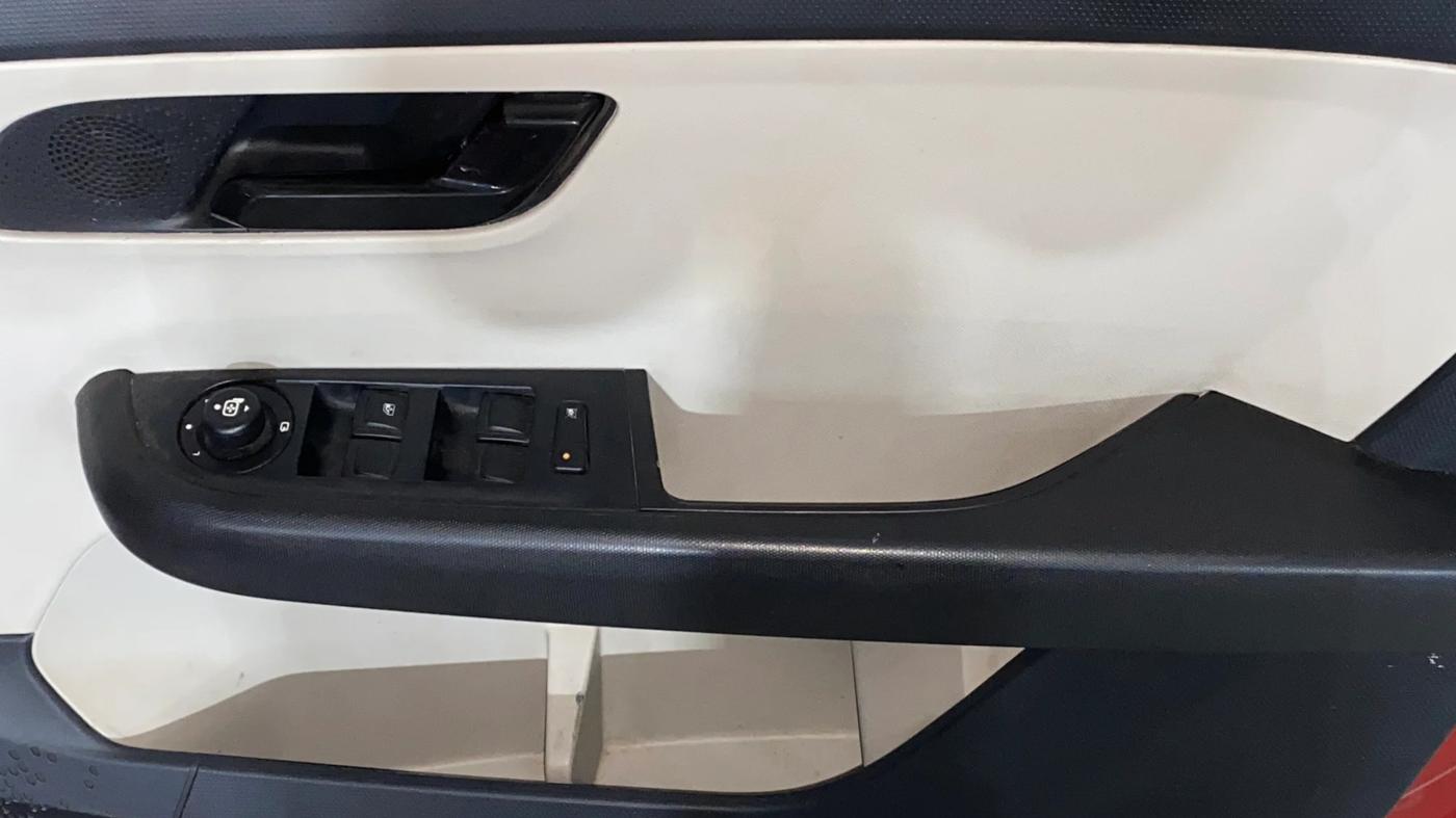 2022 Tata ALTROZ XM PLUS PETROL, Petrol, Manual, 26,300 km, Driver Side Door Panels Control