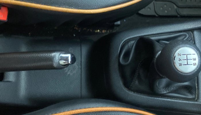 2013 Maruti Swift VXI, Petrol, Manual, 1,15,028 km, Gear Lever