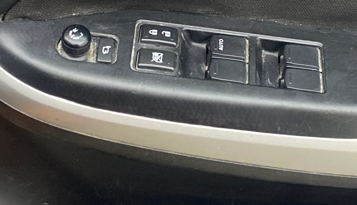 2015 Maruti Baleno DELTA PETROL 1.2, Petrol, Manual, 68,485 km, Driver Side Door Panels Control