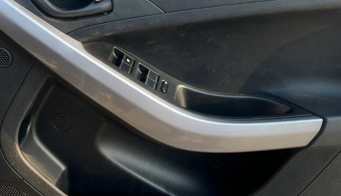 2022 Tata NEXON XM PLUS SUNROOF PETROL, Petrol, Manual, 59,792 km, Driver Side Door Panels Control