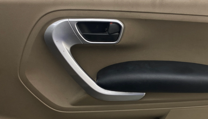 2017 Mahindra TUV300 T8, Diesel, Manual, 1,13,073 km, Driver Side Door Panels Control