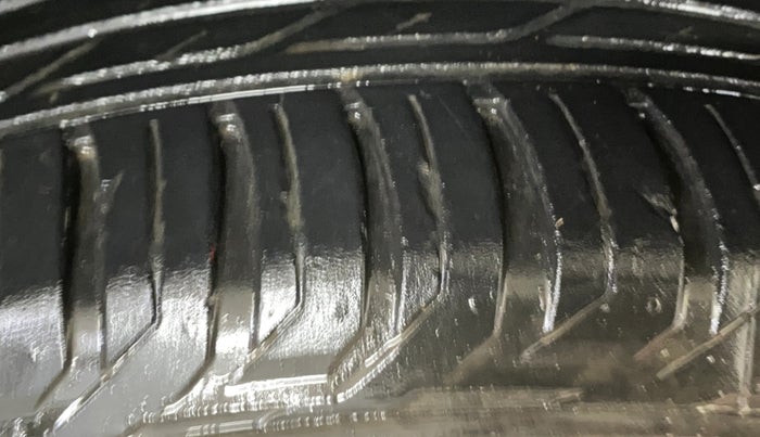 2021 Jeep Compass LONGITUDE (O) 2.0 DIESEL, Diesel, Manual, 1,08,615 km, Right Front Tyre Tread