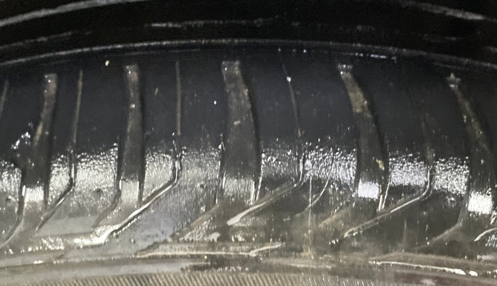 2021 Jeep Compass LONGITUDE (O) 2.0 DIESEL, Diesel, Manual, 1,08,615 km, Left Rear Tyre Tread