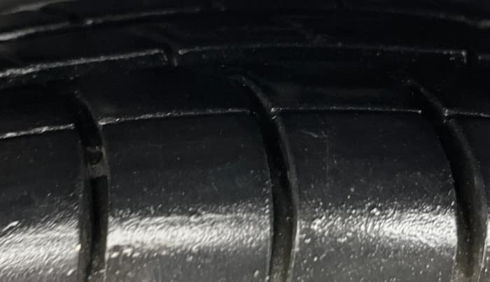 2014 Hyundai Eon SPORTZ, Petrol, Manual, 68,433 km, Right Front Tyre Tread
