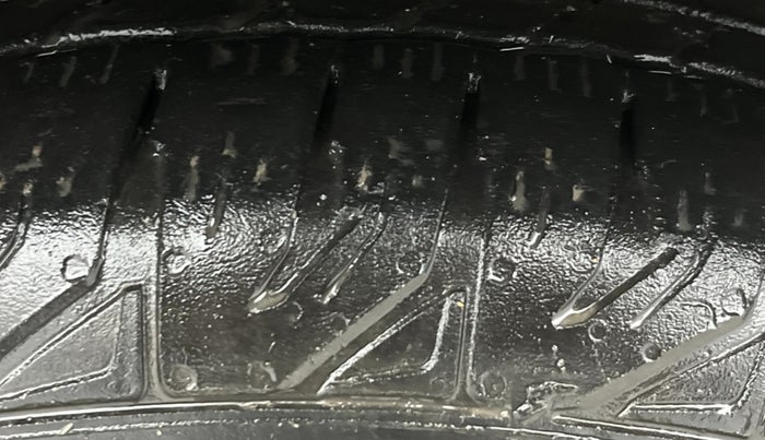 2023 Mahindra BOLERO NEO N 8, Diesel, Manual, 47,685 km, Right Front Tyre Tread