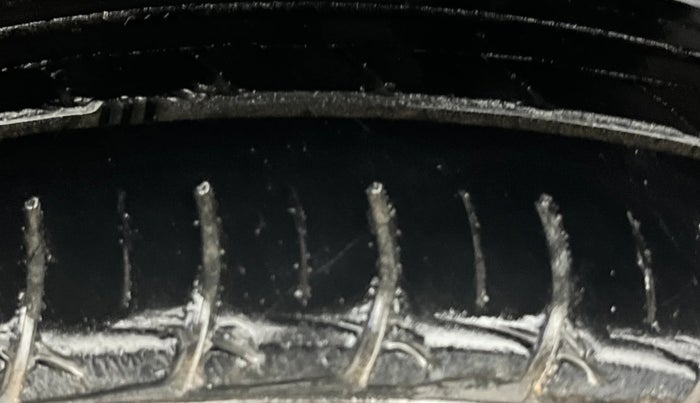 2015 Maruti Ertiga VXI, Petrol, Manual, 65,356 km, Left Rear Tyre Tread