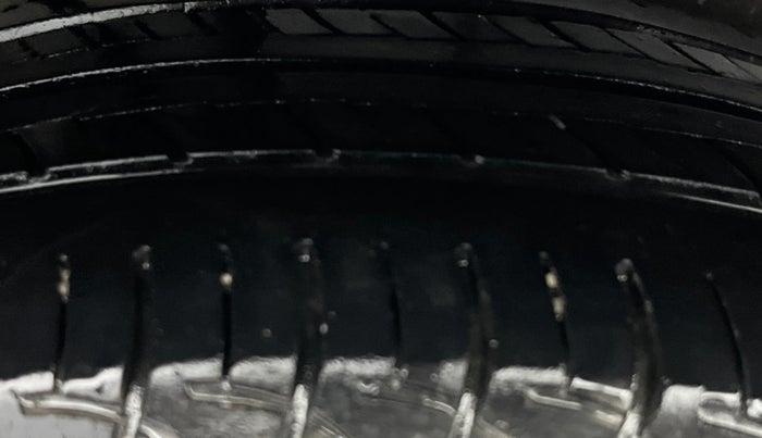 2015 Maruti Ertiga VXI, Petrol, Manual, 65,356 km, Right Rear Tyre Tread