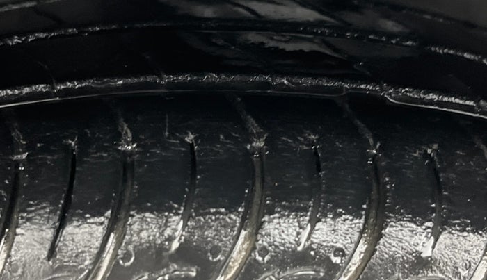 2015 Maruti Ertiga VXI, Petrol, Manual, 65,356 km, Left Front Tyre Tread