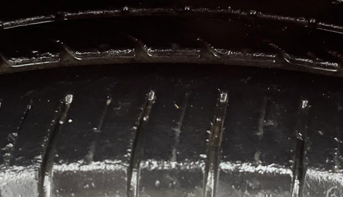 2018 Volkswagen Polo HIGHLINE PLUS 1.0 16 ALLOY, Petrol, Manual, 39,066 km, Left Front Tyre Tread