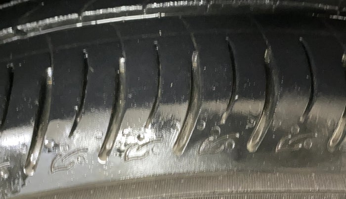 2021 Mahindra XUV700 AX 7 P MT 7 STR, Petrol, Manual, 79,059 km, Right Front Tyre Tread