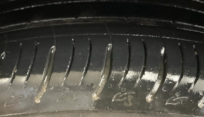 2021 Mahindra XUV700 AX 7 P MT 7 STR, Petrol, Manual, 79,059 km, Left Front Tyre Tread