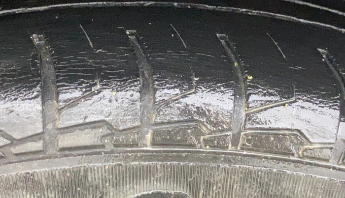 2022 KIA CARENS PRESTIGE 1.5 PETROL 7 STR, Petrol, Manual, 27,534 km, Right Rear Tyre Tread