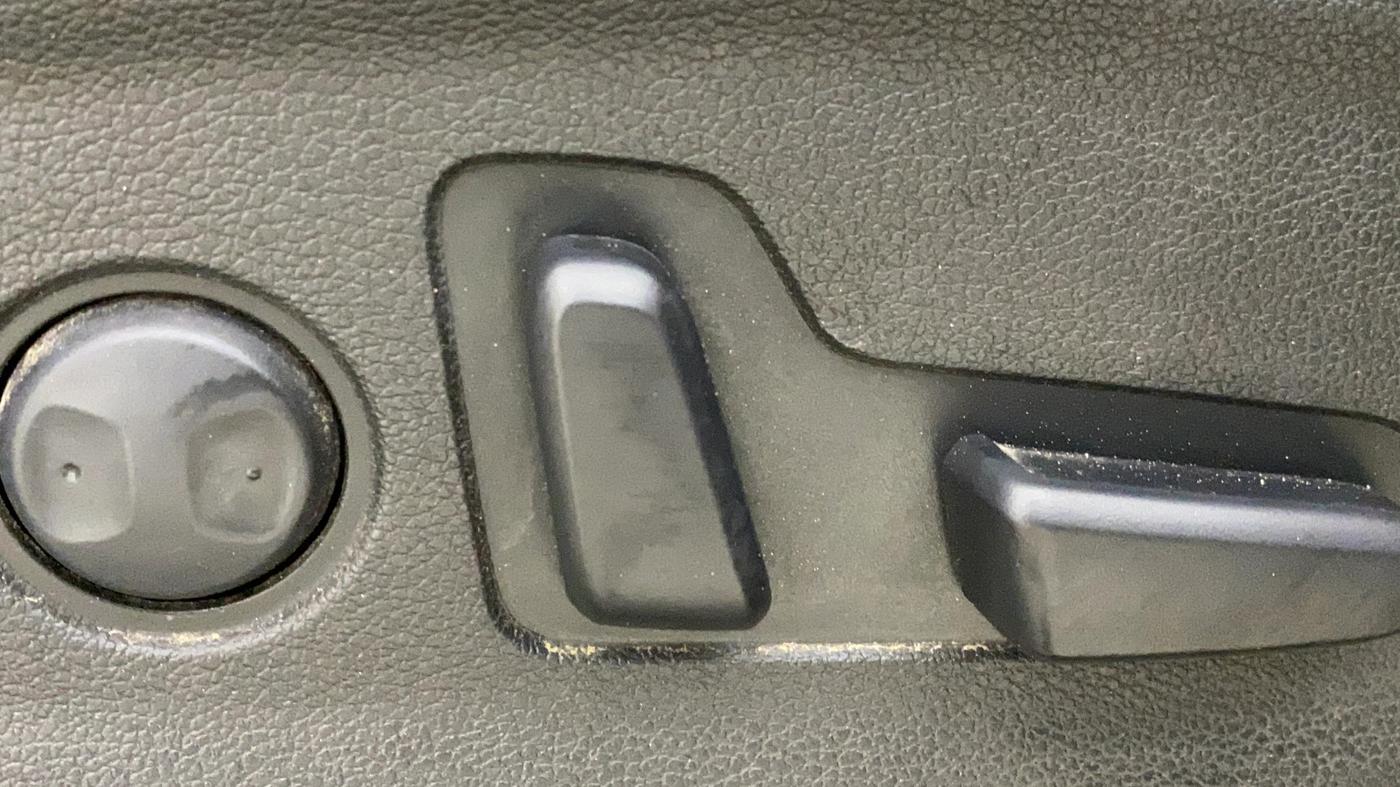 2017 Hyundai Tucson GLS 2WD AT DIESEL, Diesel, Automatic, 1,32,365 km, Driver Side Adjustment Panel