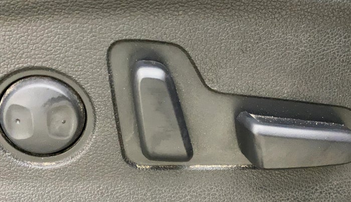 2017 Hyundai Tucson GLS 2WD AT DIESEL, Diesel, Automatic, 1,32,365 km, Driver Side Adjustment Panel