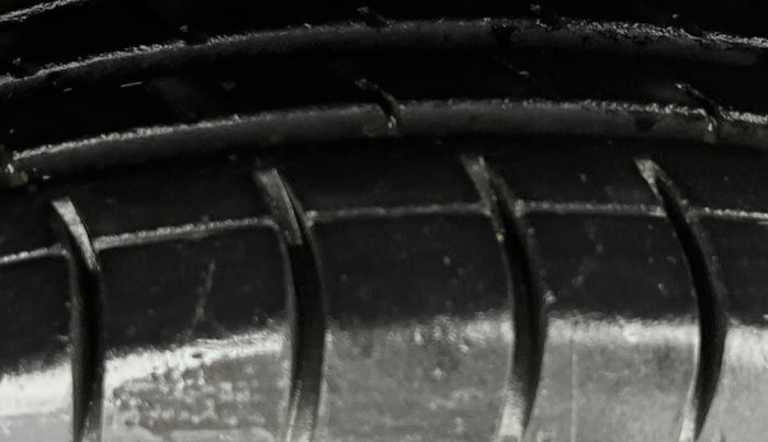 2017 Maruti Swift LXI (O), Petrol, Manual, 38,964 km, Right Front Tyre Tread