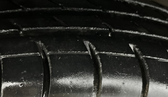 2017 Maruti Swift LXI (O), Petrol, Manual, 38,964 km, Left Front Tyre Tread