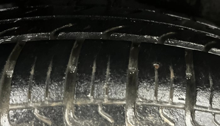 2017 Maruti Swift LXI (O), Petrol, Manual, 38,964 km, Right Rear Tyre Tread