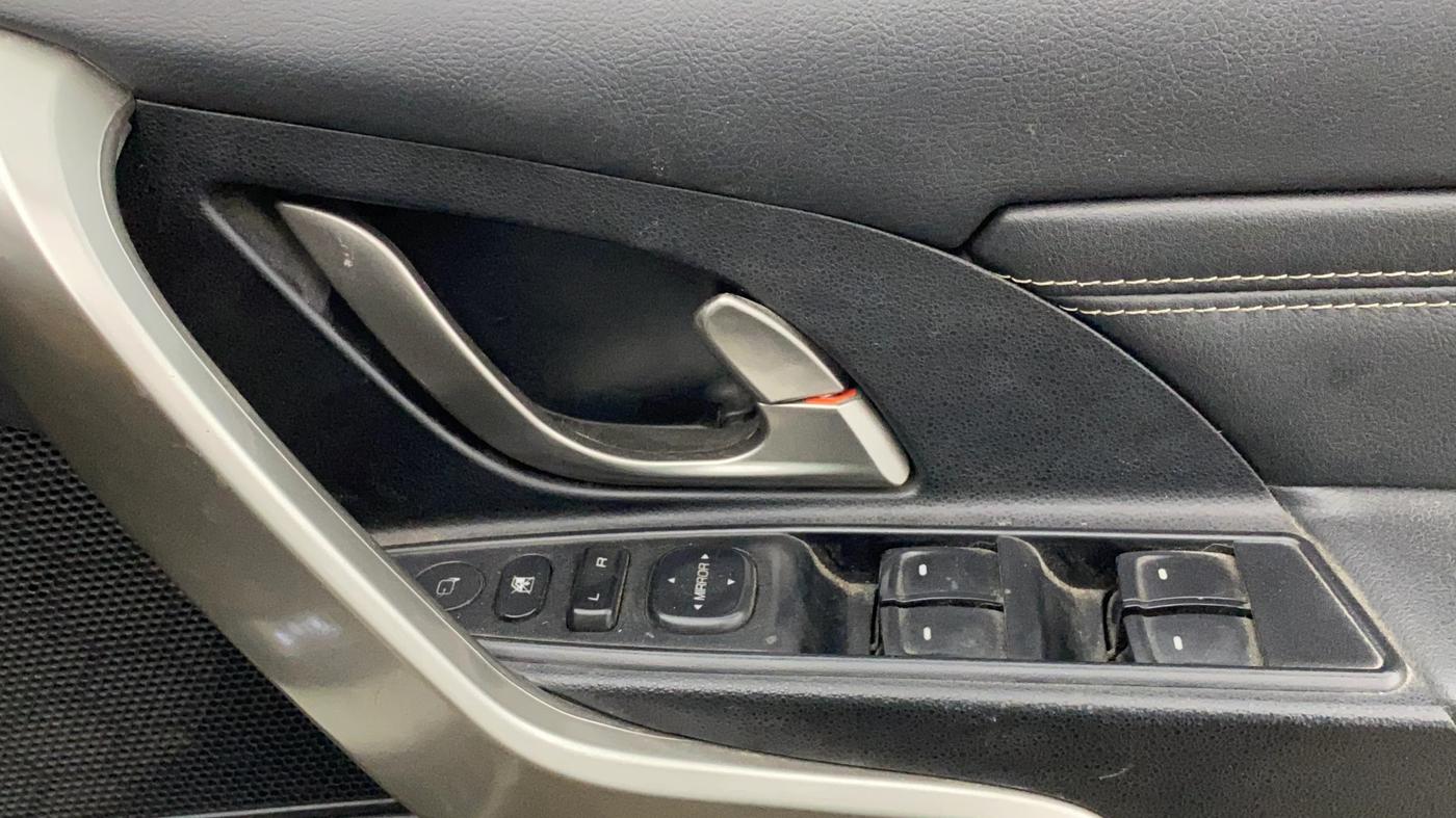 2019 Mahindra XUV500 W11 AT, Diesel, Automatic, 93,137 km, Driver Side Door Panels Control