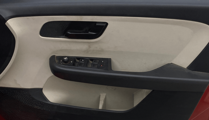 2022 Tata ALTROZ XM PLUS DIESEL, Diesel, Manual, 75,747 km, Driver Side Door Panels Control