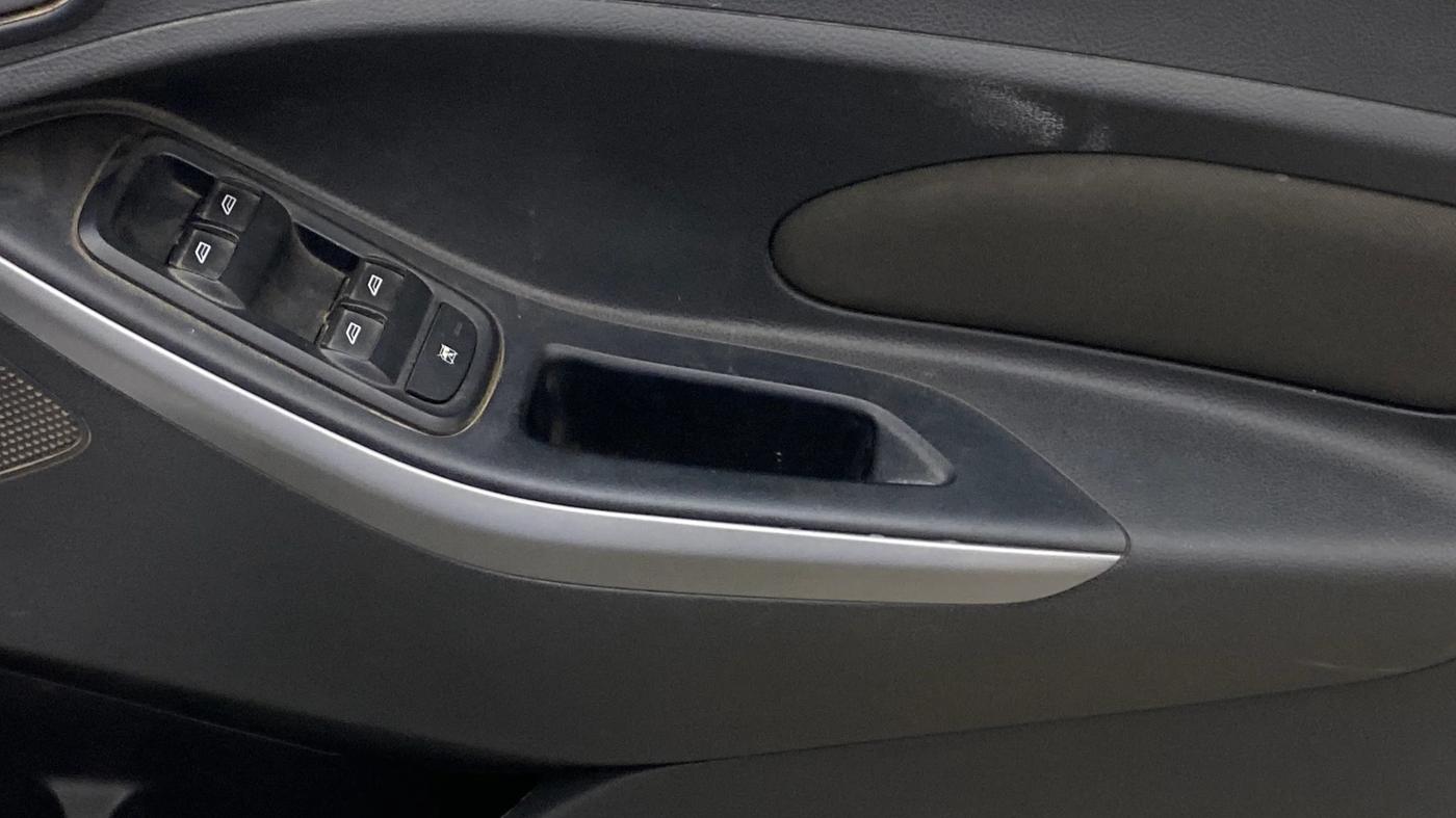 2016 Ford New Figo TITANIUM 1.2 PETROL MT, Petrol, Manual, 1,32,708 km, Driver Side Door Panels Control