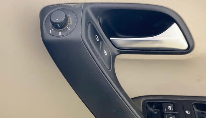 2013 Volkswagen Polo HIGHLINE1.2L, Petrol, Manual, 54,860 km, Driver Side Door Panels Control