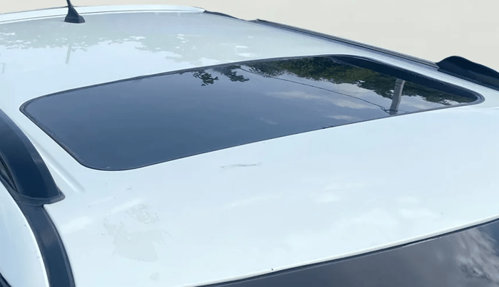2021 Mahindra XUV300 W8 (O) 1.2 PETROL, Petrol, Manual, 1,25,922 km, Moonroof/ Sunroof