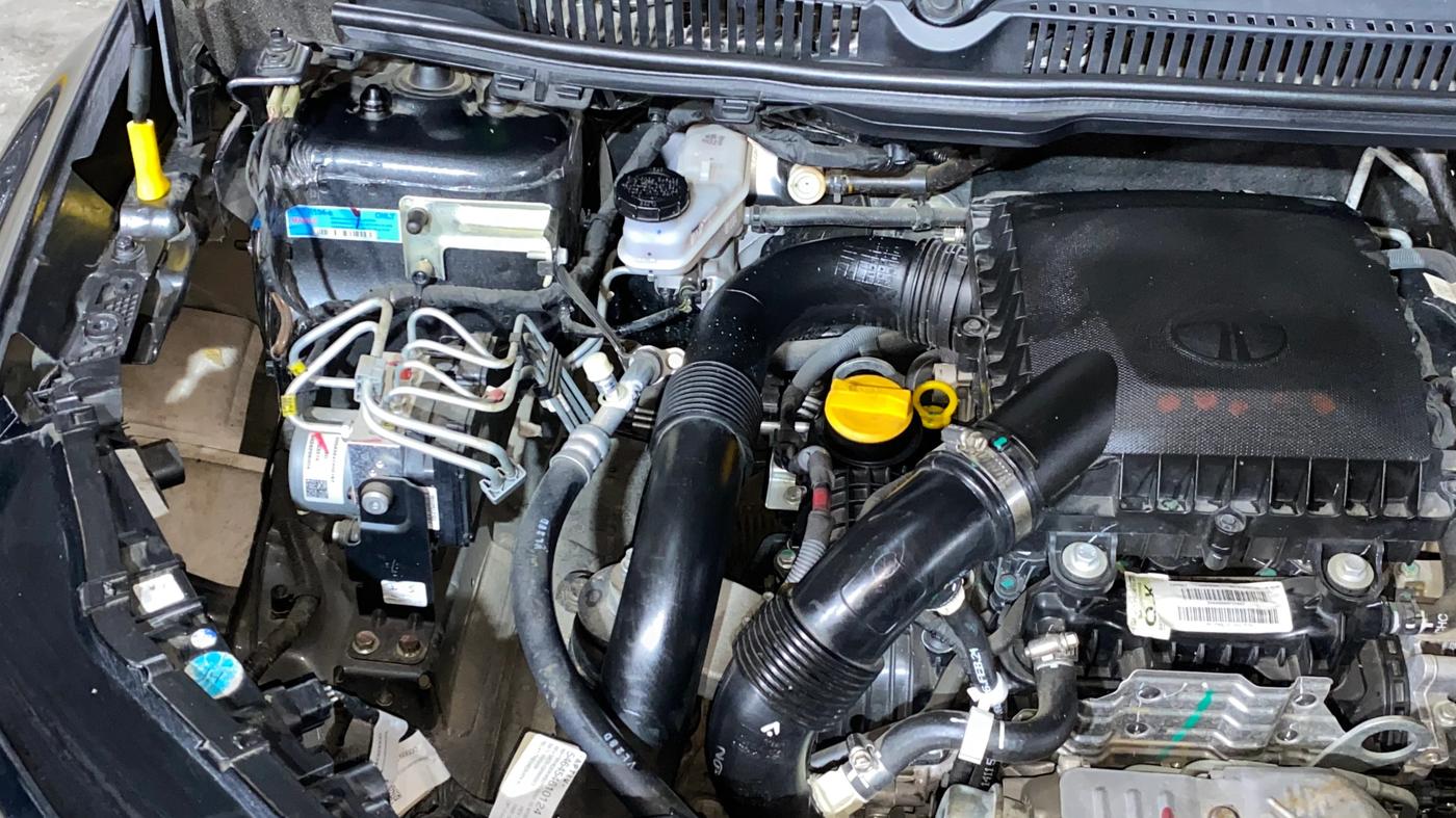 2024 Tata NEXON FEARLESS + SUNROOF DUAL TONE 1.2 PETROL, Petrol, Manual, 4,075 km, Engine View - Right